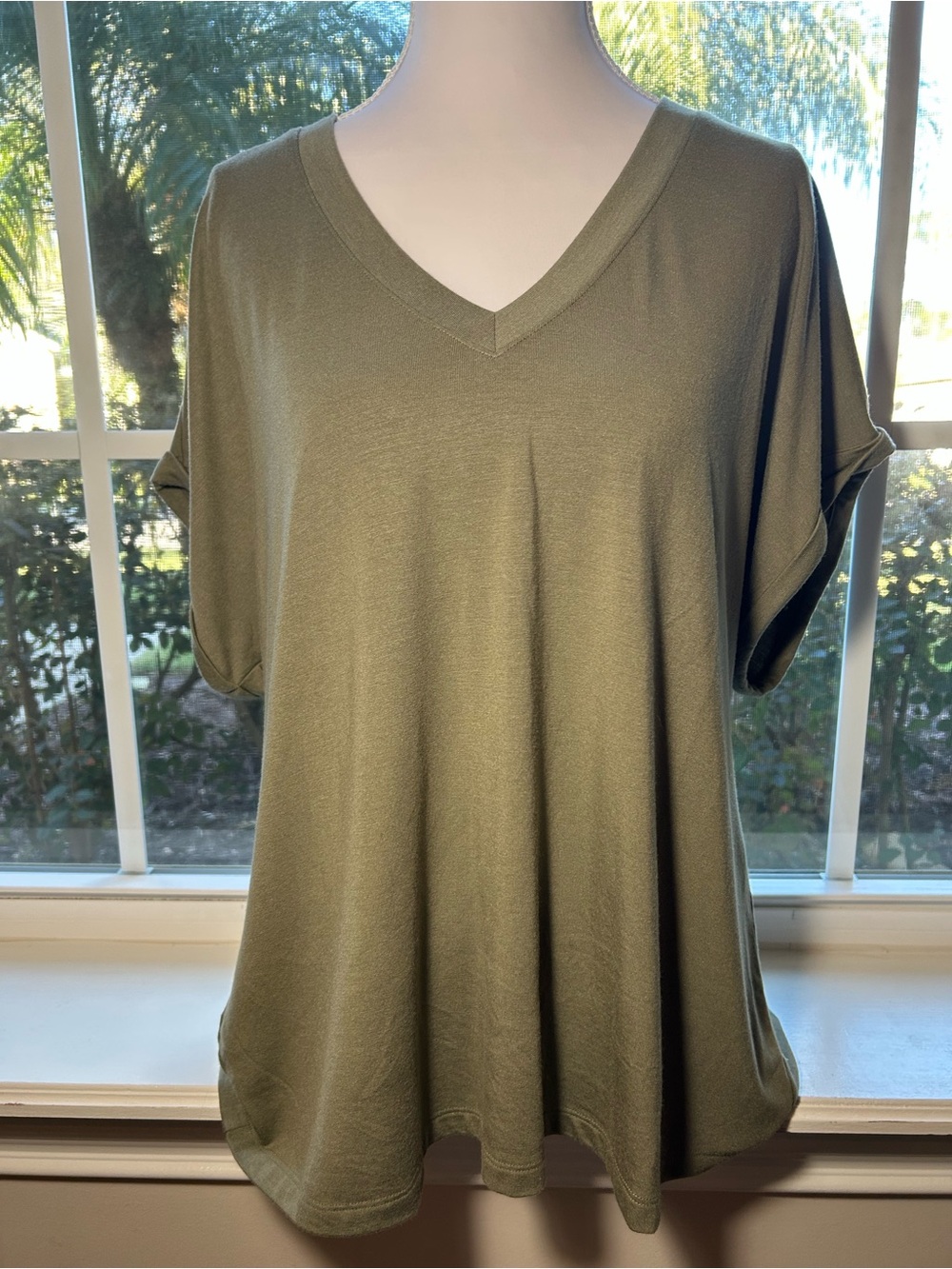 NWT🌷Tommy Bahama Soft Stretch Knit Jersey V-neck Olive Green Short Sleeve Tee